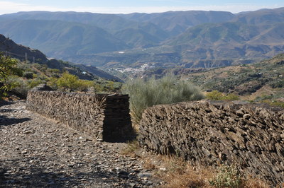 2.4 Muro de cerca con Canjáyar al fondo