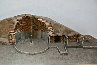 7. Maqueta de una tumba de Millares con orstostatos de pizarra